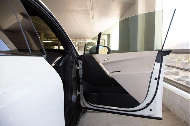 Photo of 2022 Alpine White BMW iX