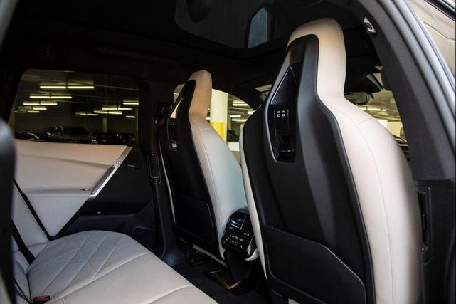 Photo of 2022 Alpine White BMW iX
