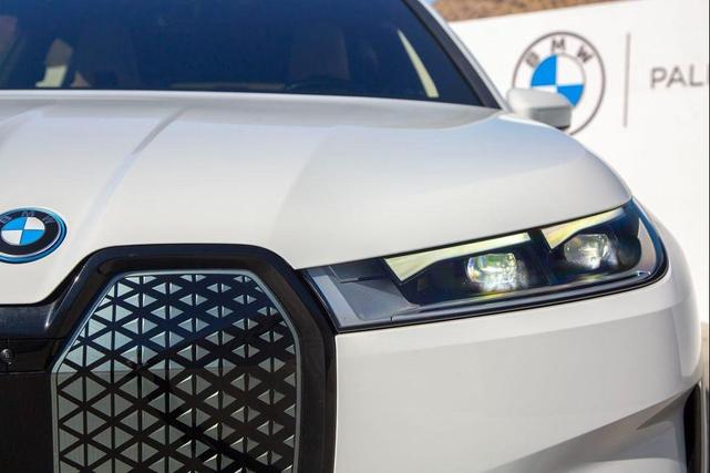 Photo of 2022 Alpine White BMW iX