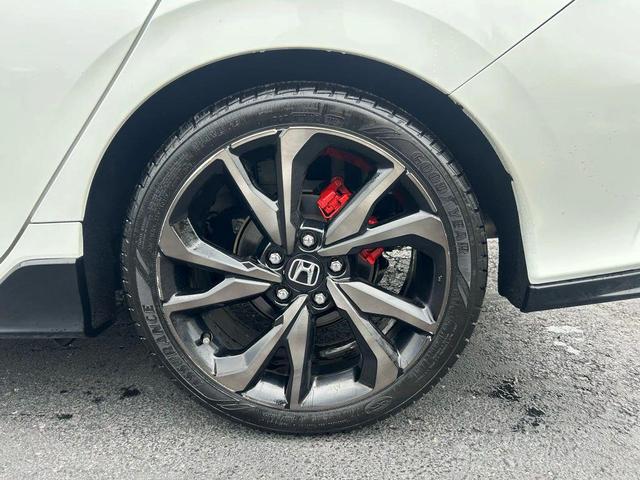 Photo of 2018 White Honda Civic