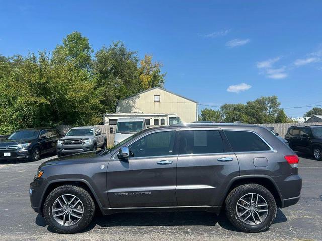 Photo of 2017 Granite Crystal Metallic Clearcoat Jeep Grand Cherokee