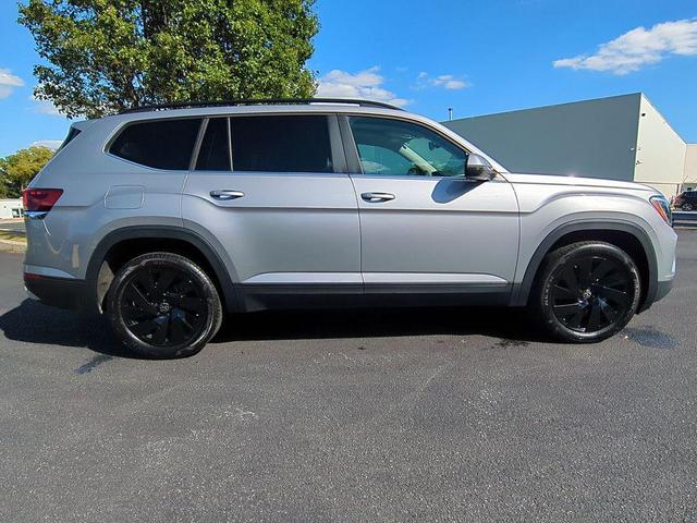 Photo of 2025 Silver Mist Metallic Volkswagen Atlas