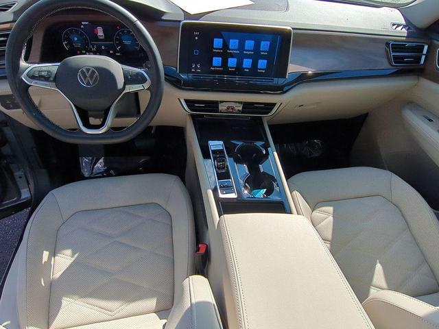 Photo of 2025 Silver Mist Metallic Volkswagen Atlas
