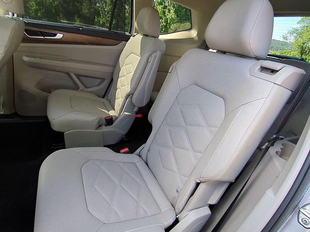 Photo of 2025 Silver Mist Metallic Volkswagen Atlas