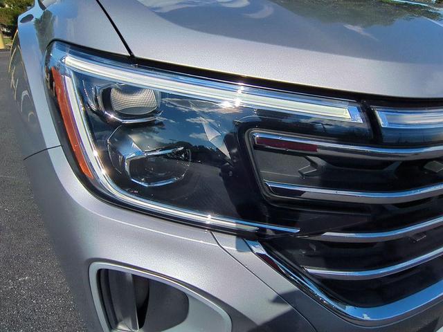 Photo of 2025 Silver Mist Metallic Volkswagen Atlas