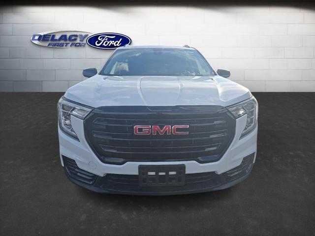 Photo of 2024 Summit White GMC Terrain