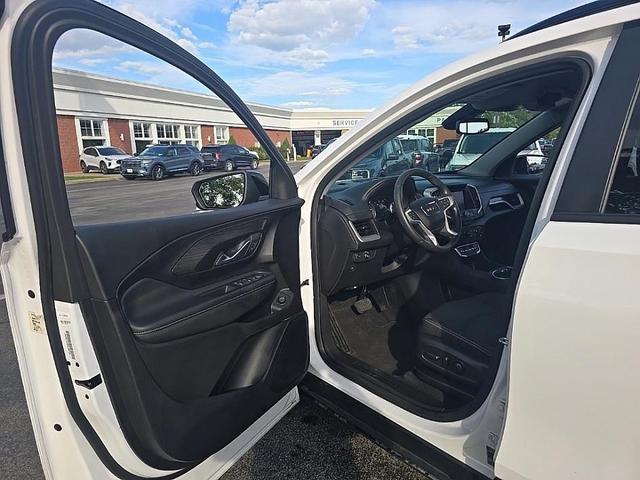 Photo of 2024 Summit White GMC Terrain