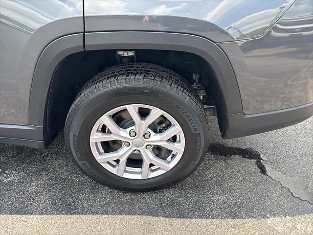 Photo of 2021 Baltic Gray Metallic Clearcoat Jeep Grand Cherokee L