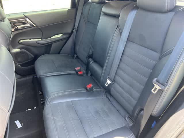 Photo of 2022 Labrador Black Pearl Mitsubishi Outlander