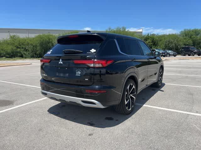 Photo of 2022 Labrador Black Pearl Mitsubishi Outlander