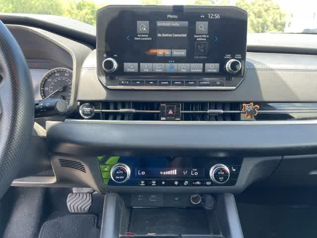 Photo of 2022 Labrador Black Pearl Mitsubishi Outlander