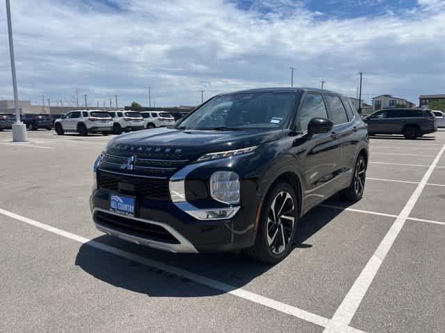 Photo of 2022 Labrador Black Pearl Mitsubishi Outlander