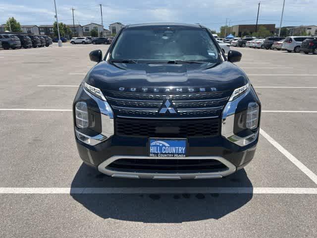 Photo of 2022 Labrador Black Pearl Mitsubishi Outlander