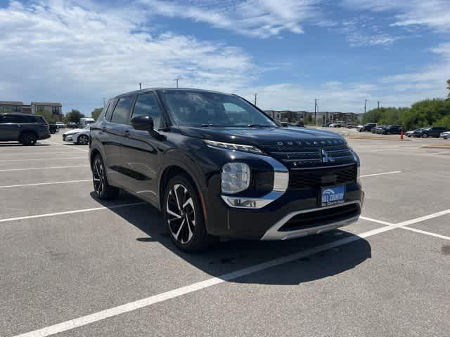 Photo of 2022 Labrador Black Pearl Mitsubishi Outlander