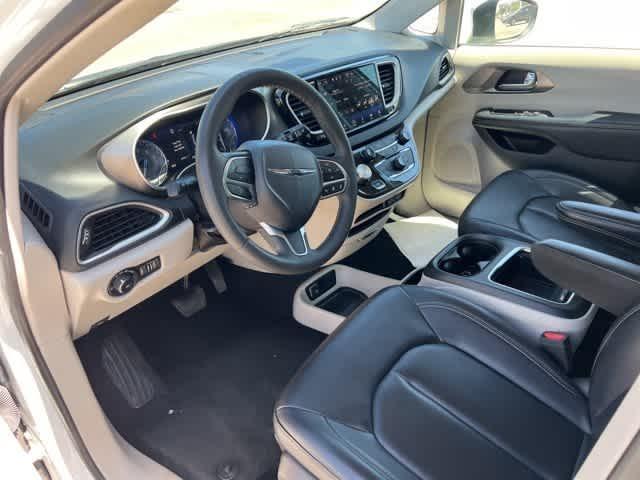 Photo of 2023 Bright White Clearcoat Chrysler Pacifica