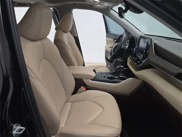 Photo of 2022 Opulent Amber Toyota Highlander