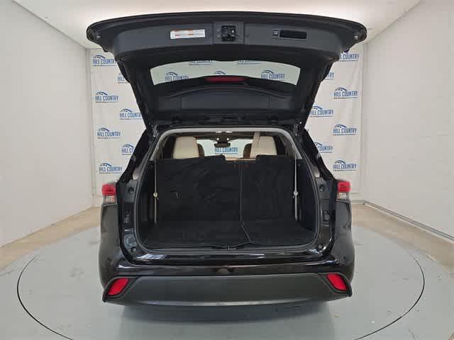 Photo of 2022 Opulent Amber Toyota Highlander