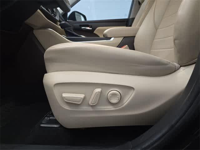 Photo of 2022 Opulent Amber Toyota Highlander