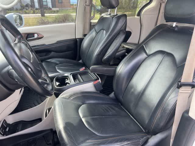 Photo of 2018 Bright White Clearcoat Chrysler Pacifica