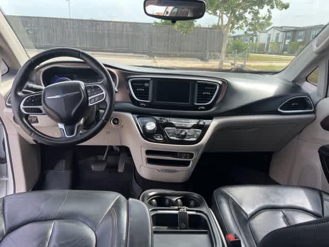 Photo of 2018 Bright White Clearcoat Chrysler Pacifica