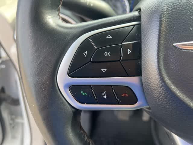 Photo of 2018 Bright White Clearcoat Chrysler Pacifica