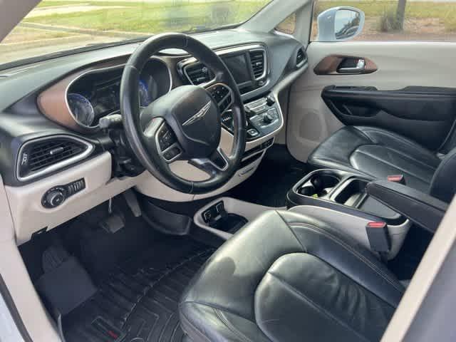 Photo of 2018 Bright White Clearcoat Chrysler Pacifica
