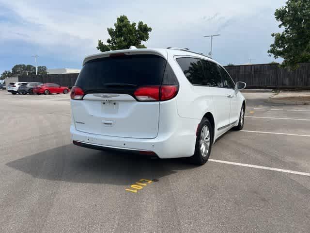 Photo of 2018 Bright White Clearcoat Chrysler Pacifica