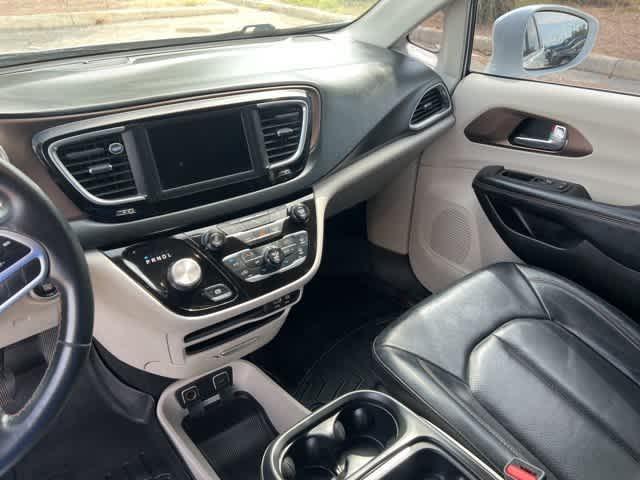 Photo of 2018 Bright White Clearcoat Chrysler Pacifica