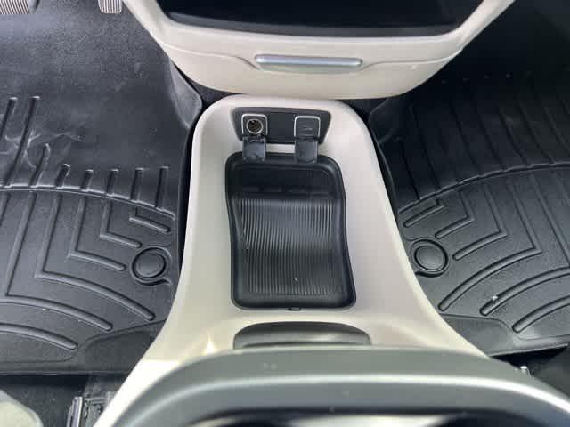 Photo of 2018 Bright White Clearcoat Chrysler Pacifica