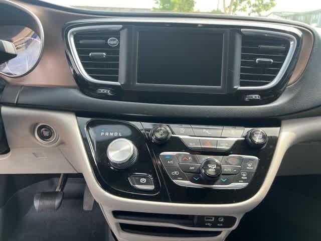 Photo of 2018 Bright White Clearcoat Chrysler Pacifica