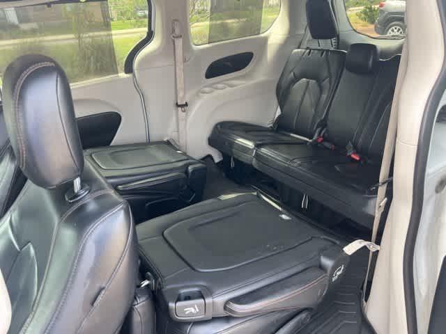 Photo of 2018 Bright White Clearcoat Chrysler Pacifica