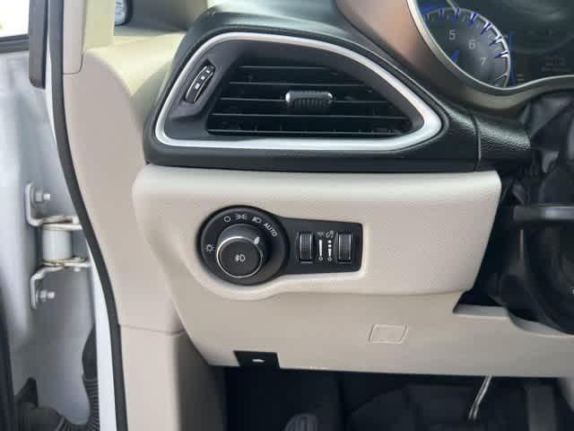 Photo of 2018 Bright White Clearcoat Chrysler Pacifica
