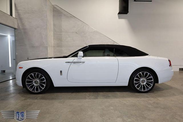 Photo of 2019 Arctic White / Black Diamond Rolls-Royce Dawn