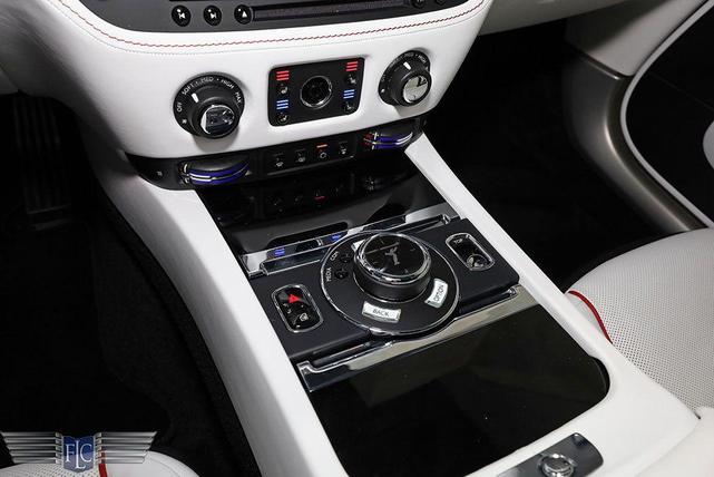 Photo of 2019 Arctic White / Black Diamond Rolls-Royce Dawn