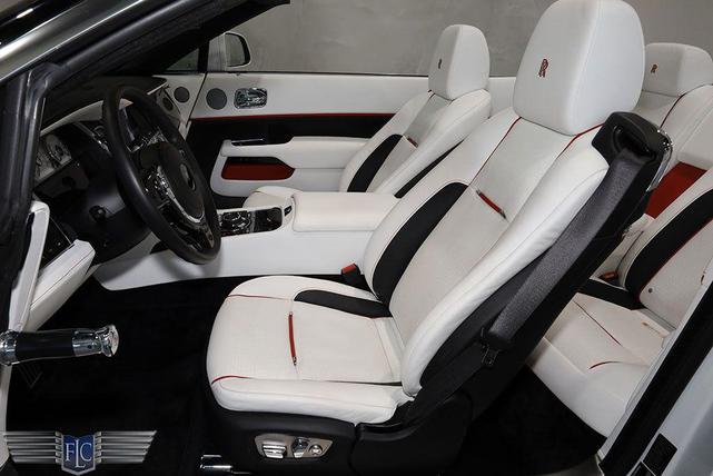 Photo of 2019 Arctic White / Black Diamond Rolls-Royce Dawn