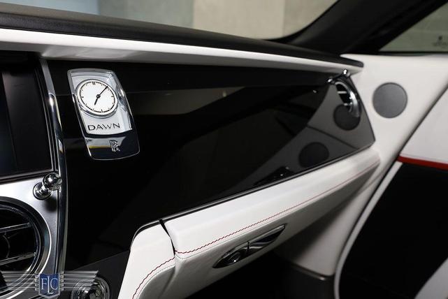 Photo of 2019 Arctic White / Black Diamond Rolls-Royce Dawn