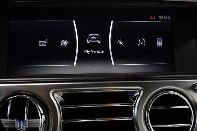 Photo of 2019 Arctic White / Black Diamond Rolls-Royce Dawn