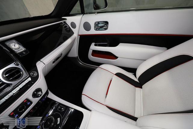 Photo of 2019 Arctic White / Black Diamond Rolls-Royce Dawn