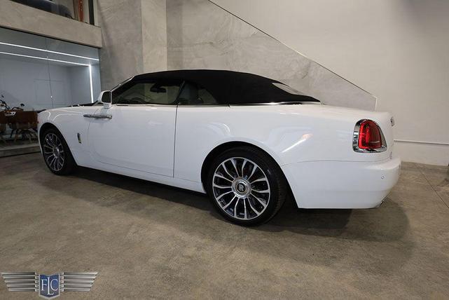 Photo of 2019 Arctic White / Black Diamond Rolls-Royce Dawn