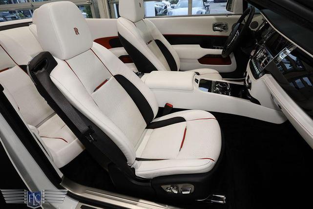 Photo of 2019 Arctic White / Black Diamond Rolls-Royce Dawn