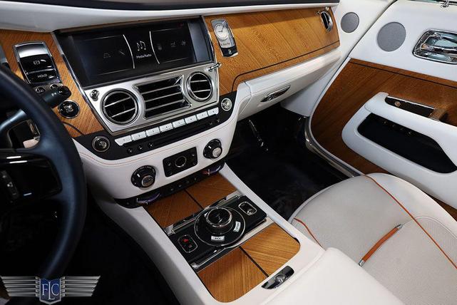 Photo of 2018 Arctic White / Midnight Sapphire Rolls-Royce Dawn