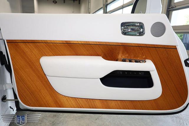 Photo of 2018 Arctic White / Midnight Sapphire Rolls-Royce Dawn