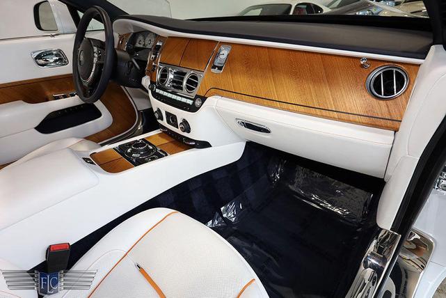 Photo of 2018 Arctic White / Midnight Sapphire Rolls-Royce Dawn
