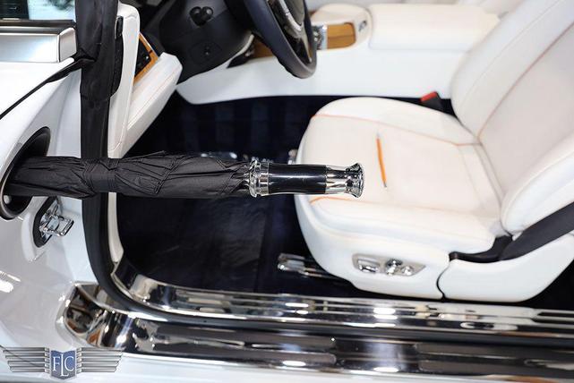Photo of 2018 Arctic White / Midnight Sapphire Rolls-Royce Dawn
