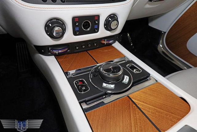 Photo of 2018 Arctic White / Midnight Sapphire Rolls-Royce Dawn