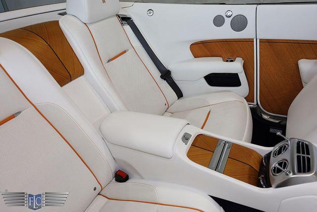 Photo of 2018 Arctic White / Midnight Sapphire Rolls-Royce Dawn