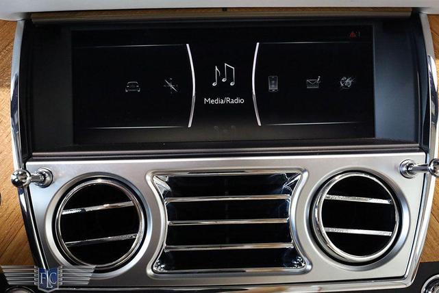 Photo of 2018 Arctic White / Midnight Sapphire Rolls-Royce Dawn