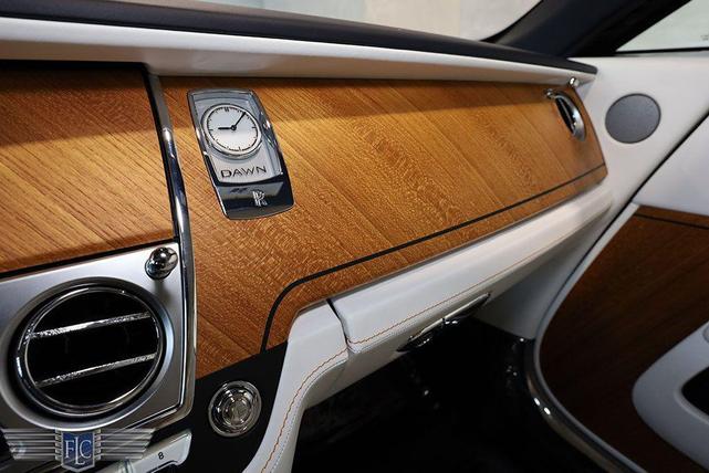 Photo of 2018 Arctic White / Midnight Sapphire Rolls-Royce Dawn