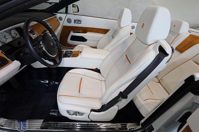 Photo of 2018 Arctic White / Midnight Sapphire Rolls-Royce Dawn