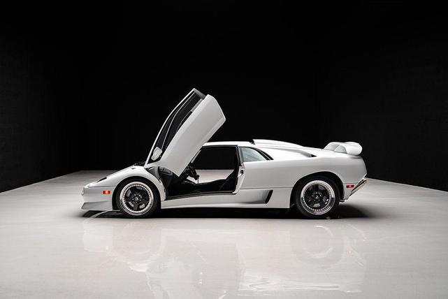 Photo of 1999 White Lamborghini Diablo
